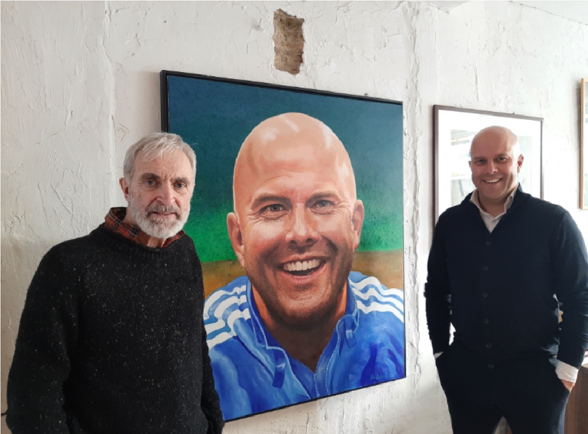 Arne Slot poses with artist Henk Heideveld at the unveiling of a revamped portait of the Liverpool head coach at PEC Zwolle's gallery