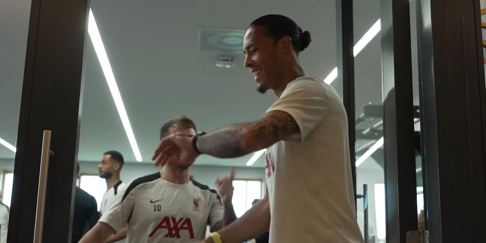Virgil van Dijk and Alexis Mac Allister in training
