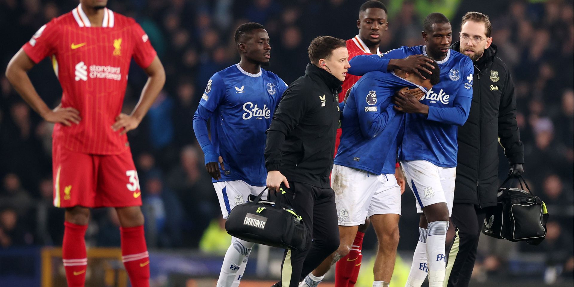Iliman Ndiaye leaves the pitch injured for Everton