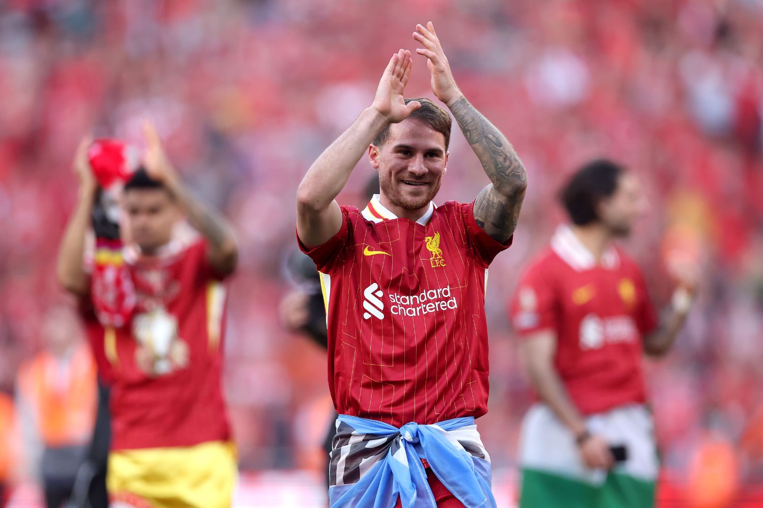 Alexis Mac Allister celebrates winning the league