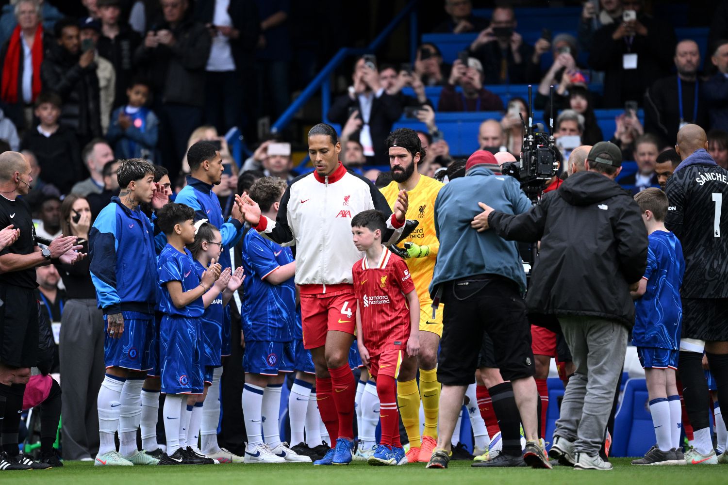 Chelsea players give Liverpool a guard of honour