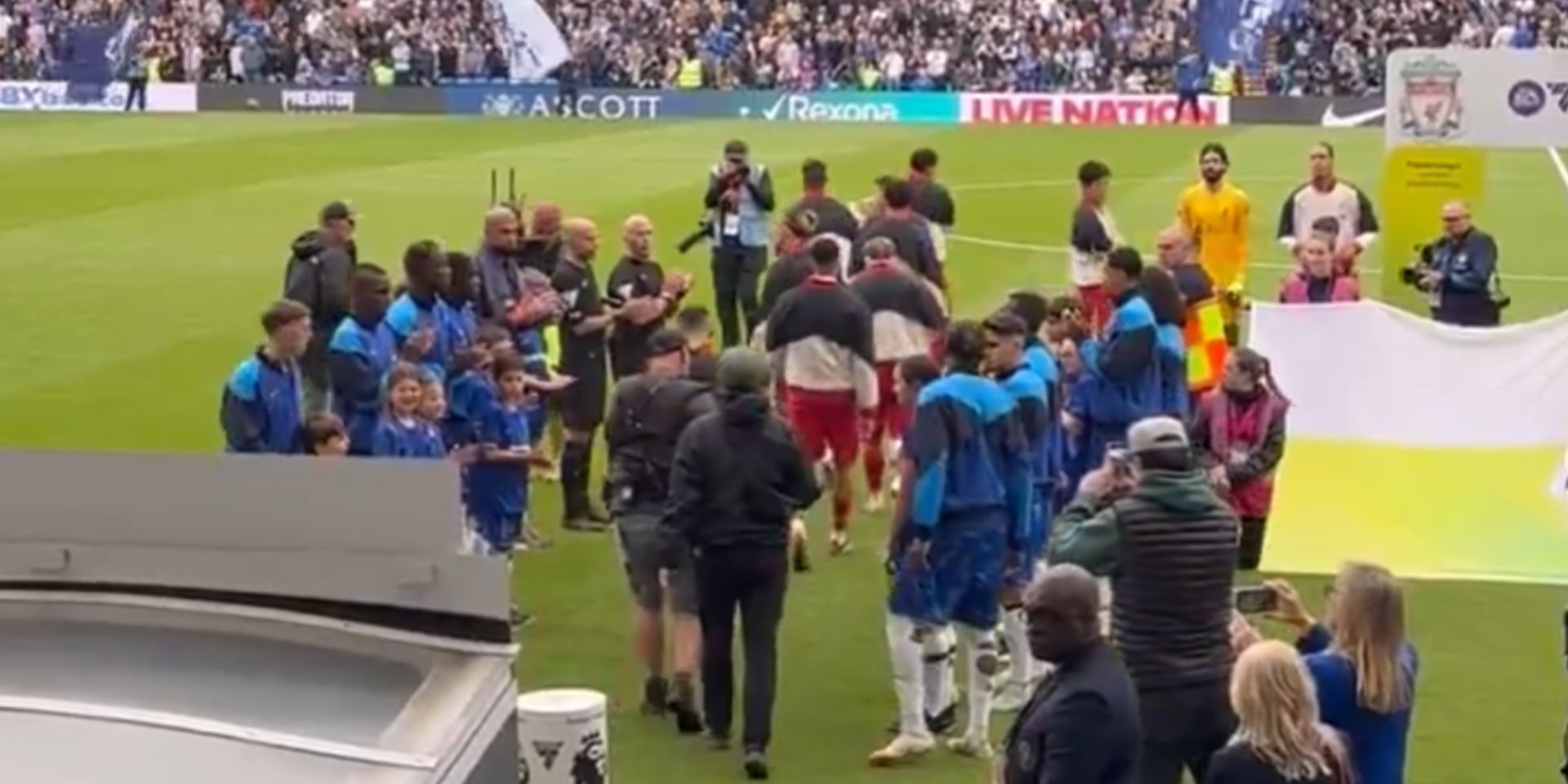 Chelsea players give Liverpool a guard of honour
