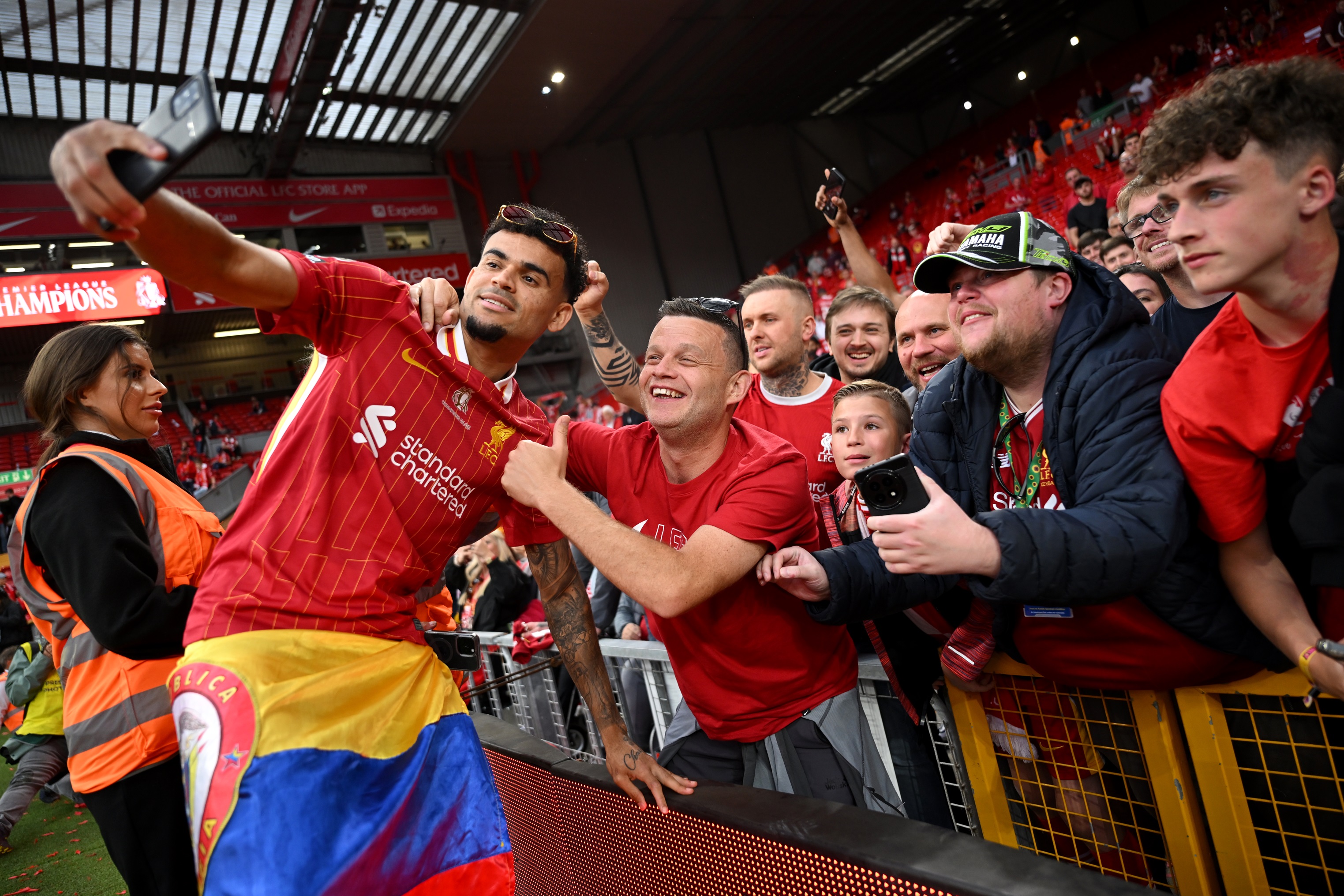 Luis Diaz takes a photo with the fans on a mobile phone.
