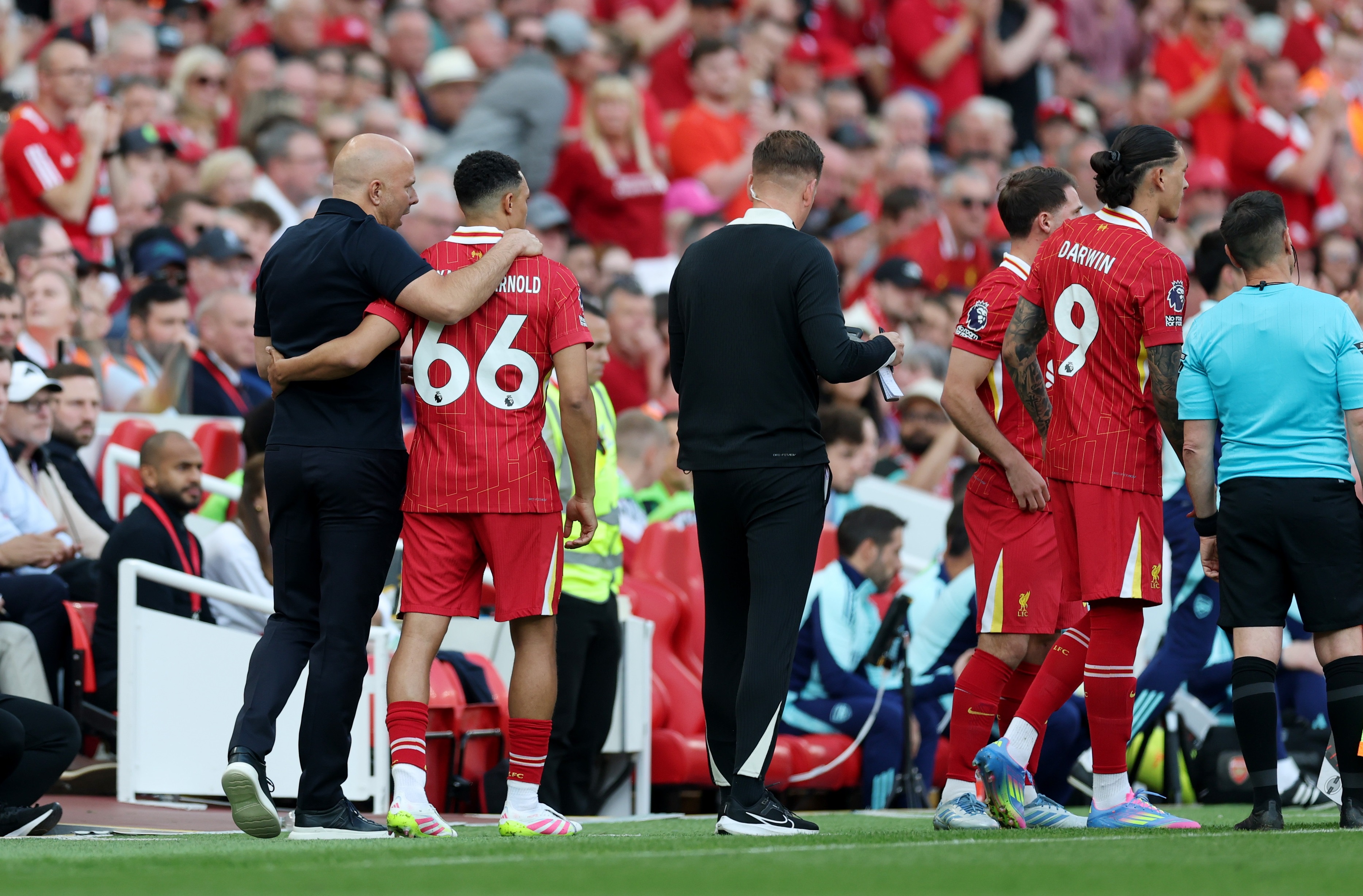 Arne Slot puts his arm around Trent Alexander-Arnold's shoulder.