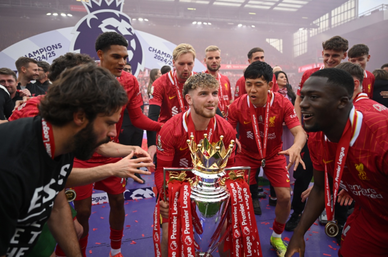 Harvey Elliott prepares to lift the Premier League trophy on Sunday