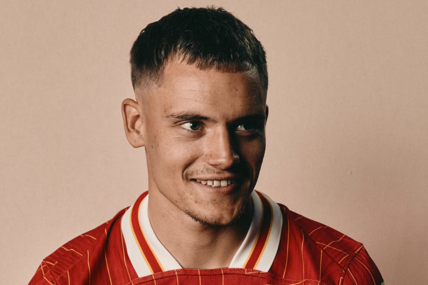 Florian Wirtz poses as a Liverpool player