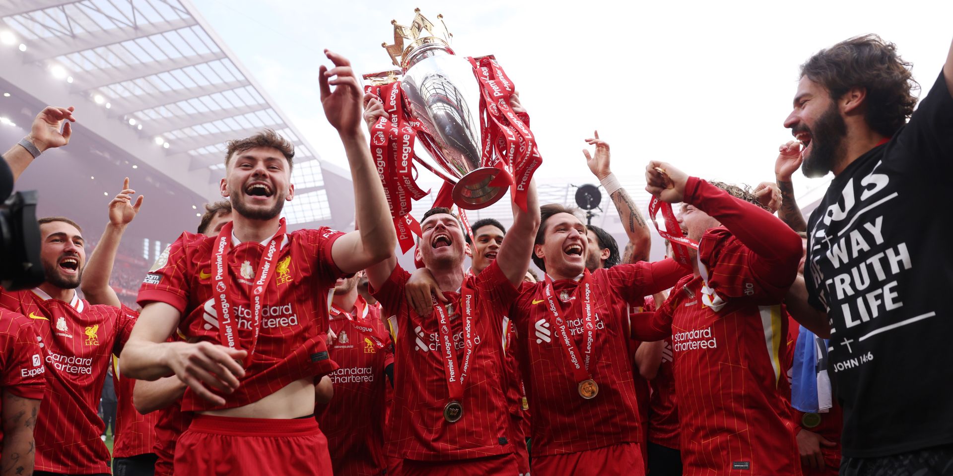 Federico Chiesa celebrates winning the Premier League