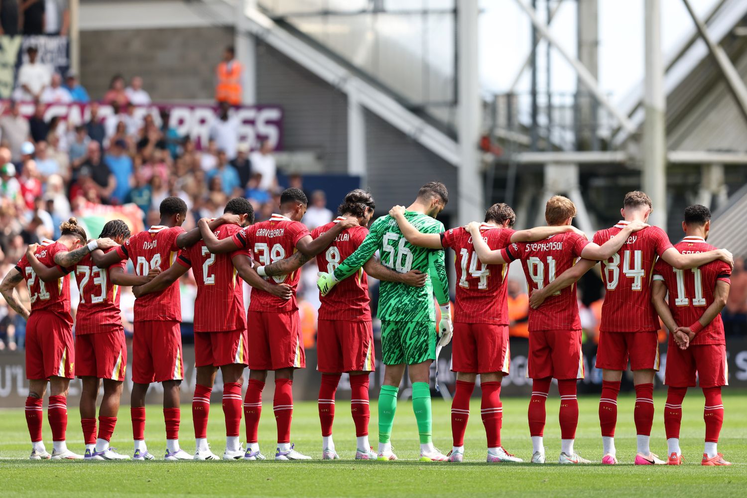 Liverpool squad's minute silence in memory of Diogo Jota