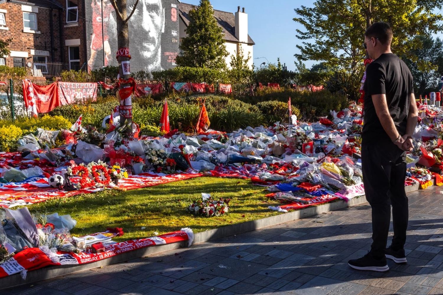Steven Gerrard lays flowers at Anfield in tribute to Diogo Jota