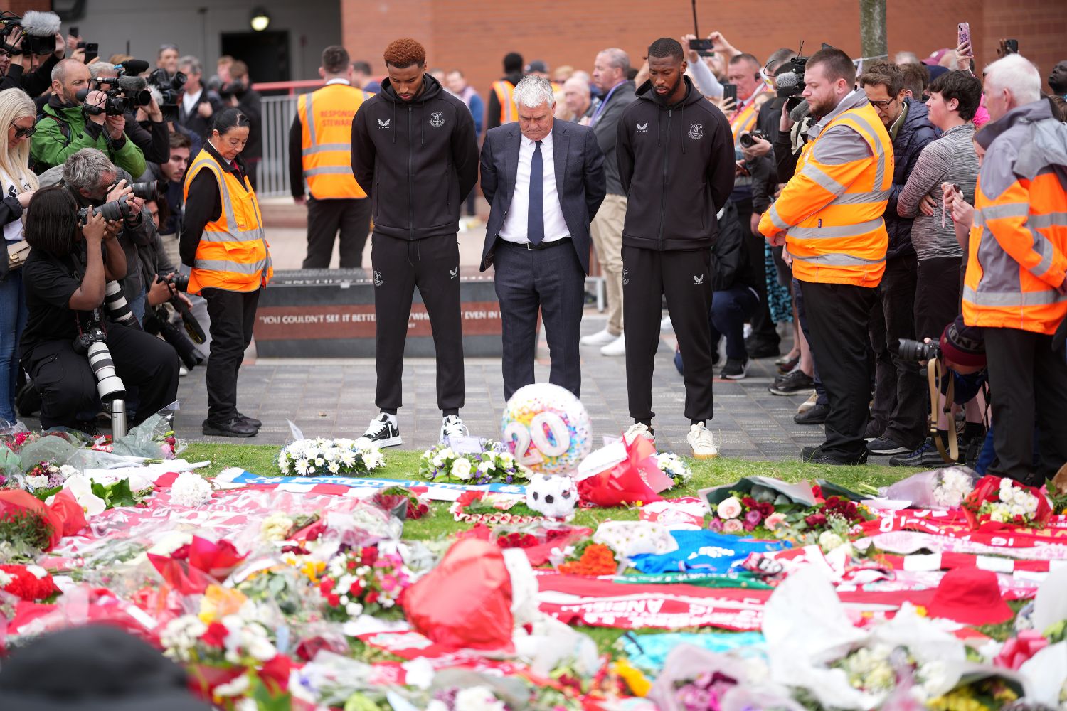 Everton players Beto and Youssef Chermiti, and former player Ian Snodin lay tributes at Anfield for Diogo Jota