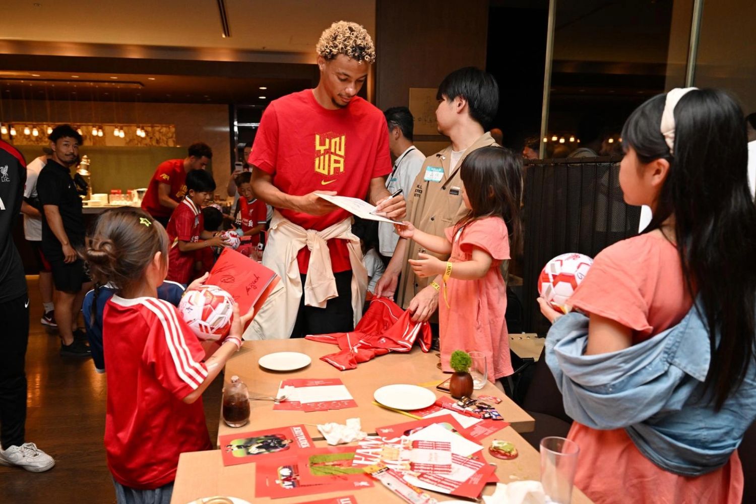 Hugo Ekitike meets fans in Japan