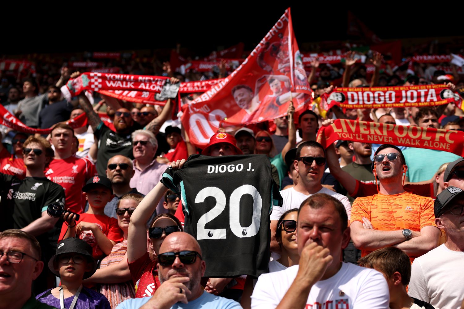 Liverpool fans honour Diogo Jota