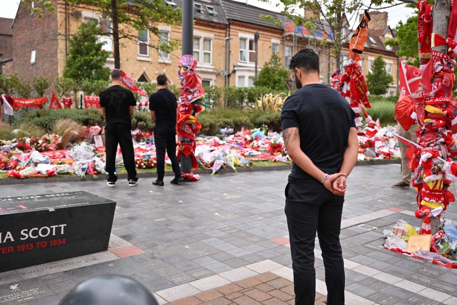 Ruben Amorim, Bruno Fernandes and Diogo Dalot lay flowers on behalf of Manchester United at the Diogo Jota memorial at Anfield