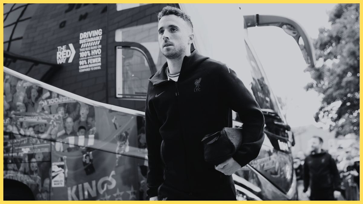 Diogo Jota gets off Liverpool's team bus