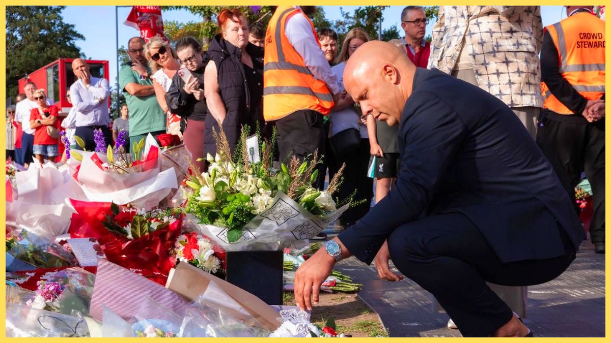 Arne Slot lays flowers at Anfield in tribute to Diogo Jota