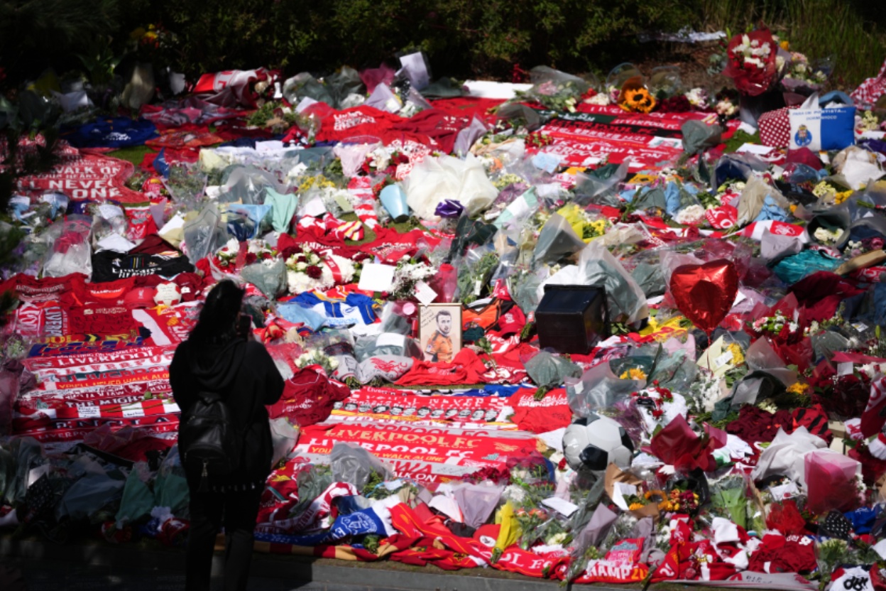 Liverpool fans have been paying tribute to Diogo Jota and Andre Silva at Anfield