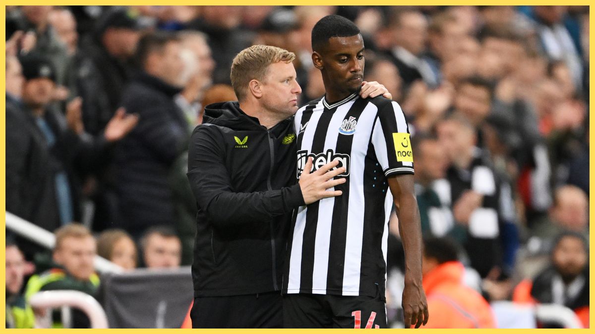 Eddie Howe puts his hand on Alexander Isak's torso.