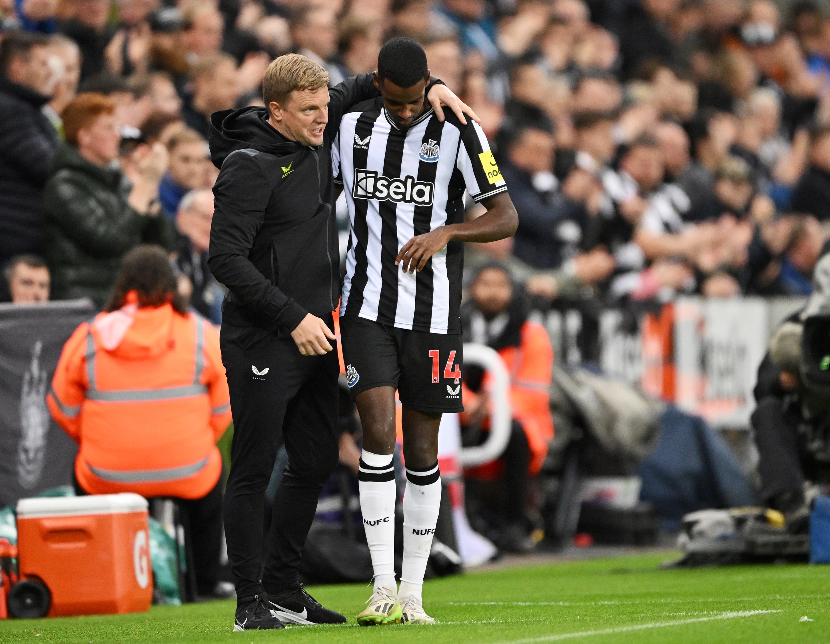 Eddie Howe puts his arm around Alexander Isak's shoulder on the touchline.