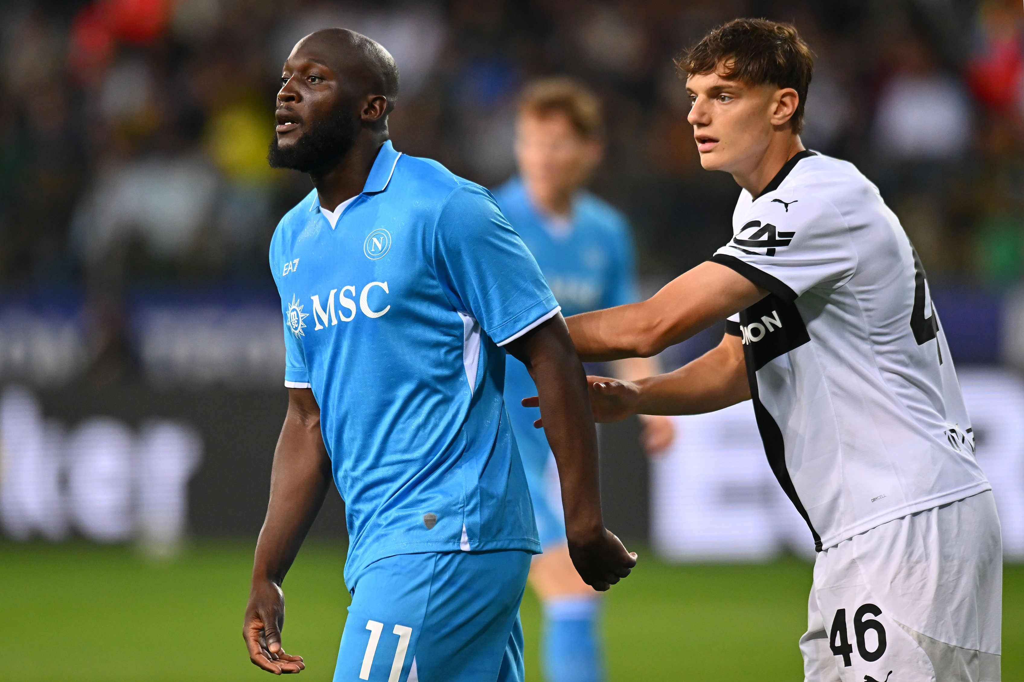 Giovanni Leoni pushes Romelu Lukaku in the back.