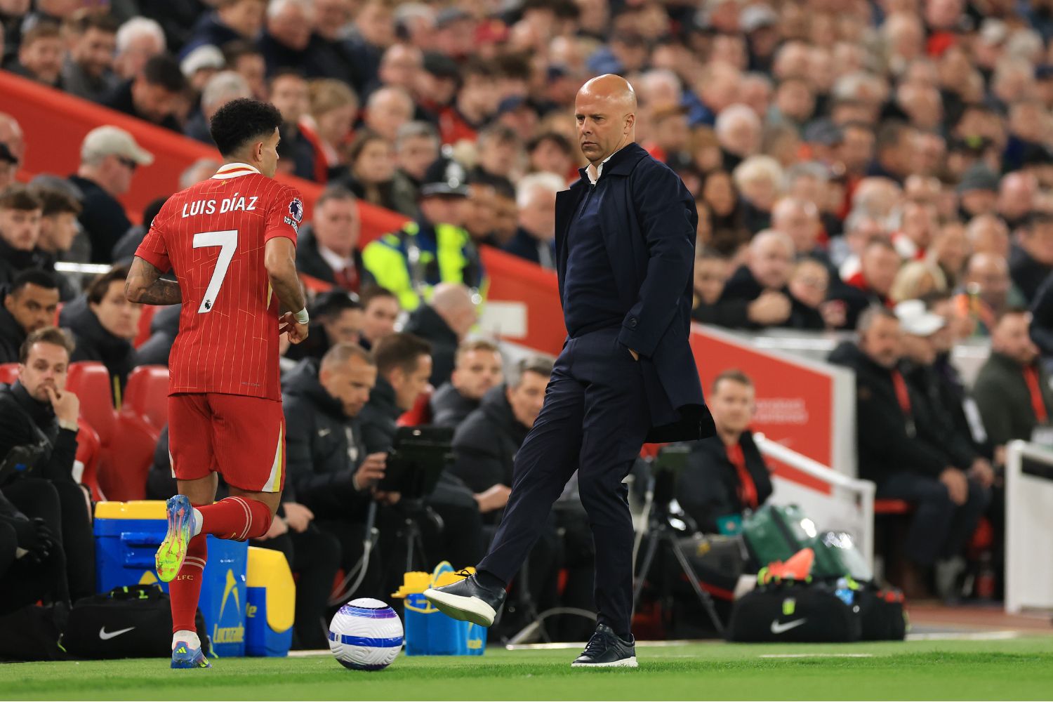 Why Liverpool instructed Metropolis ‘neither can we’ in Diaz and Julian Alvarez talks – Telegraph 1 Luis Diaz and Arne Slot at Anfield