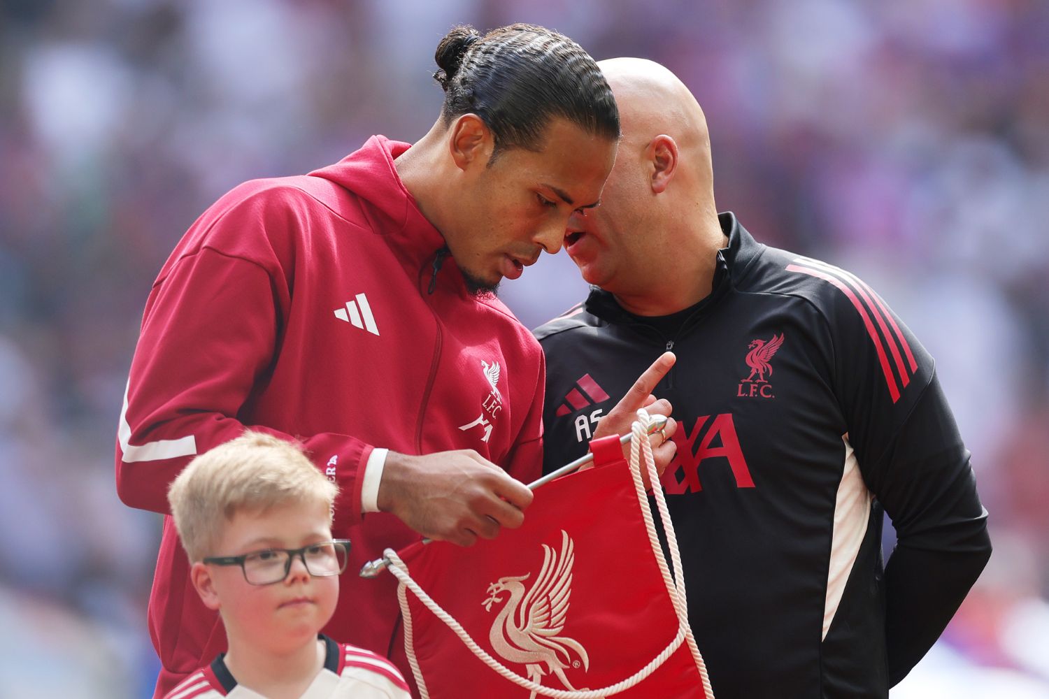 Virgil van Dijk speaks with Arne Slot