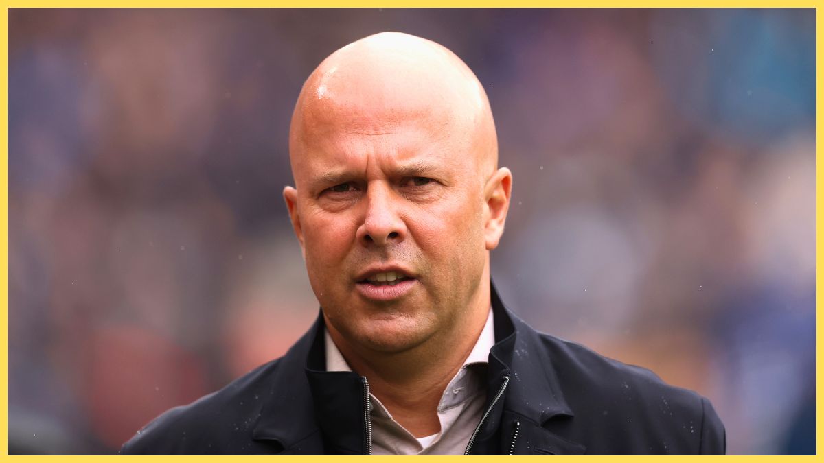 Arne Slot coaching Liverpool against Everton