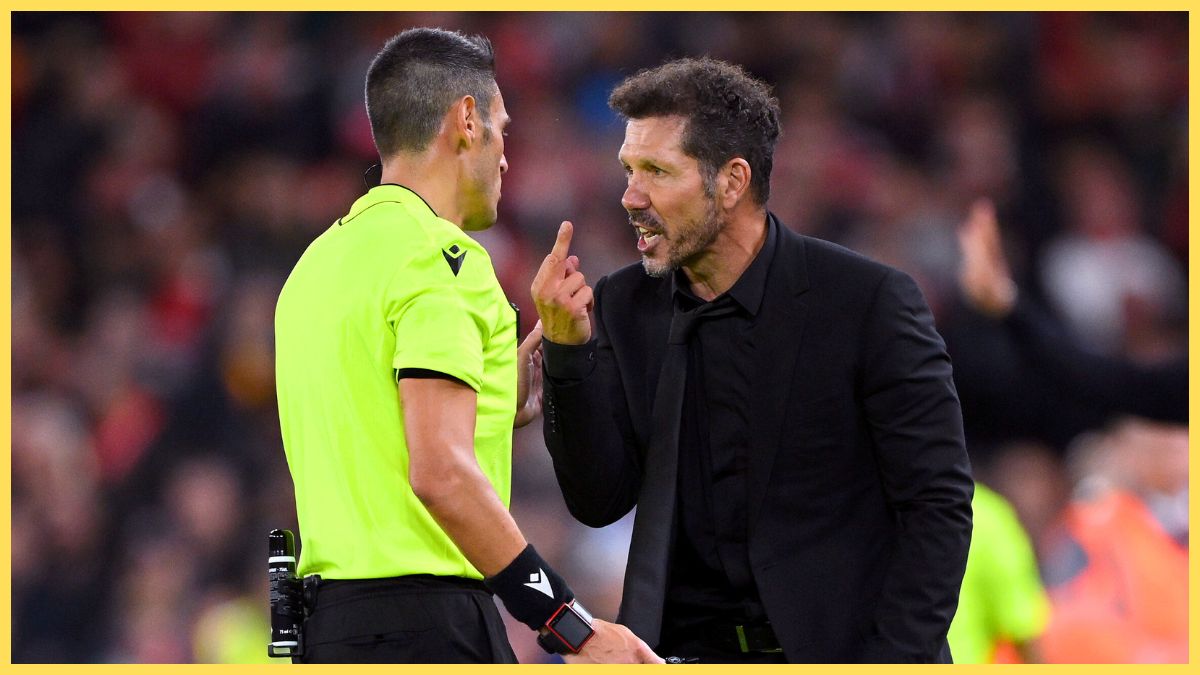 Diego Simeone complains to referee