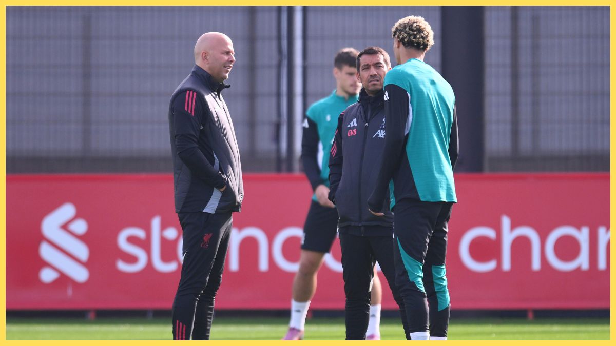Arne Slot, Giovanni van Bronckhorst and Hugo Ekitike in Liverpool training