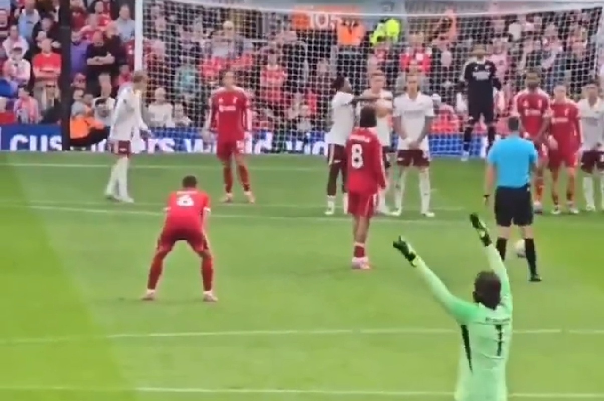 Alisson Becker directed Florian Wirtz and Cody Gakpo to block David Raya's view of the ball from Dominik Szoboszlai's free kick