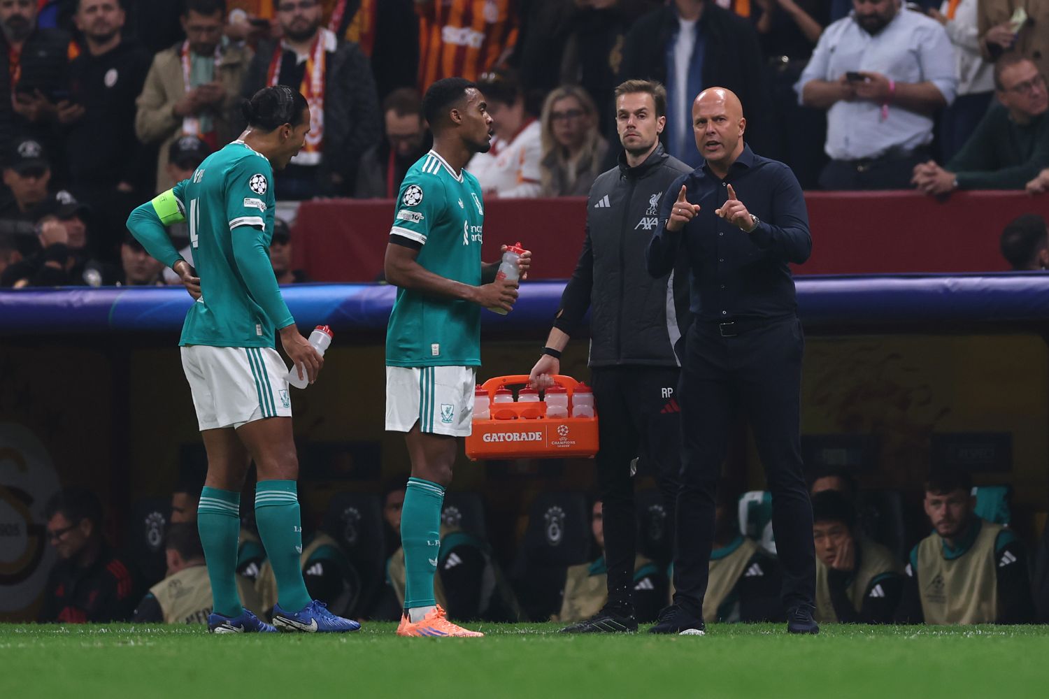 Arne Slot speaks with Virgil van Dijk and Ryan Gravenberch against Galatasaray