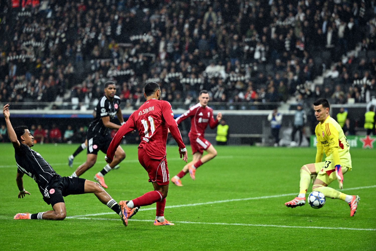 Mo Salah misses chance to pass to Florian Wirtz in Frankfurt