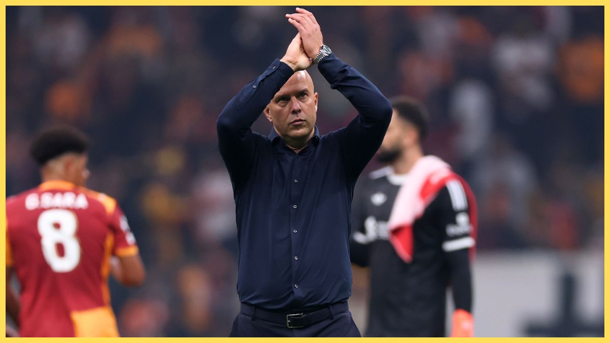 Arne Slot applauds Liverpool fans in Turkey