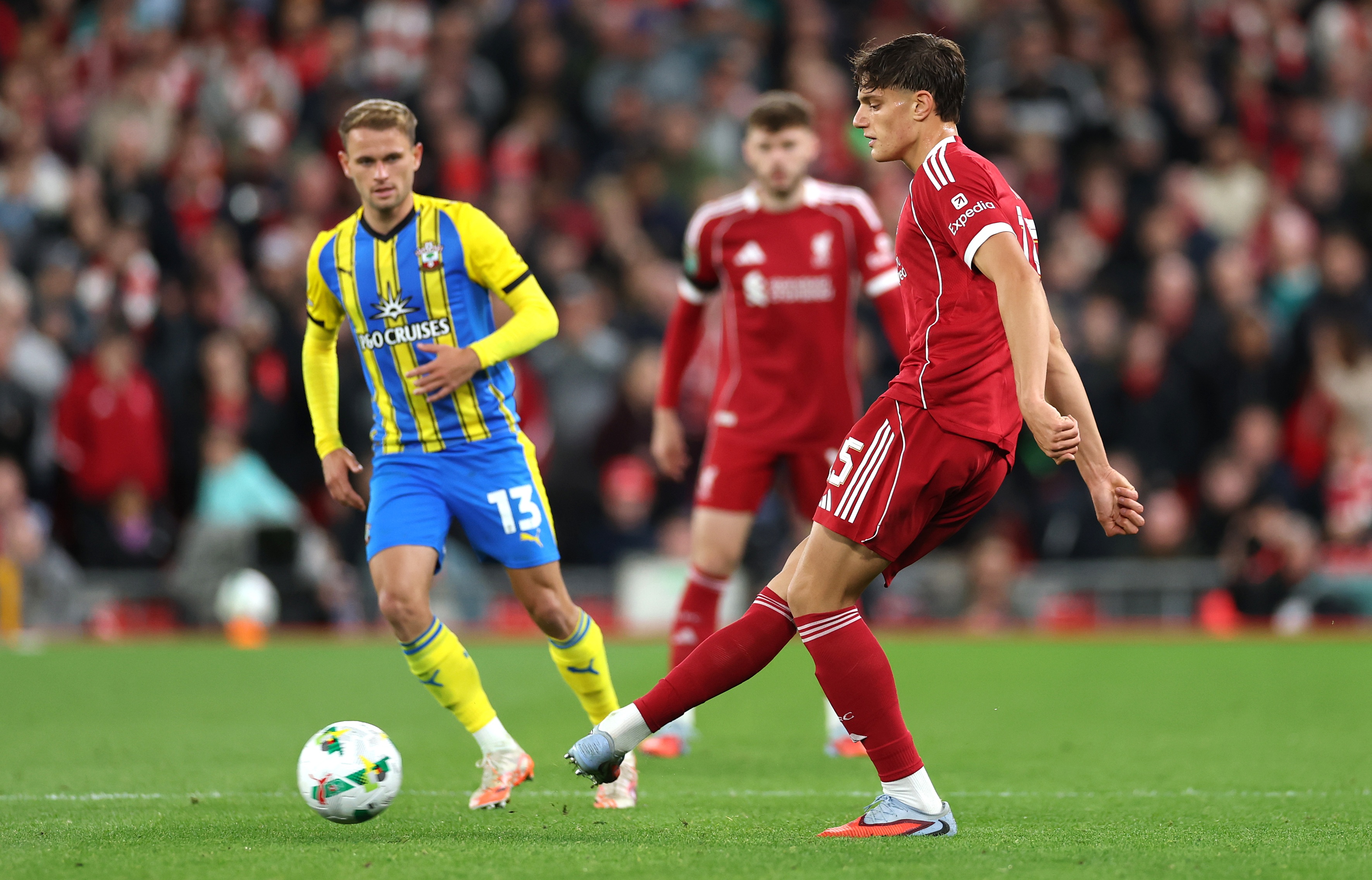 Giovanni Leoni plays a pass during Liverpool game.