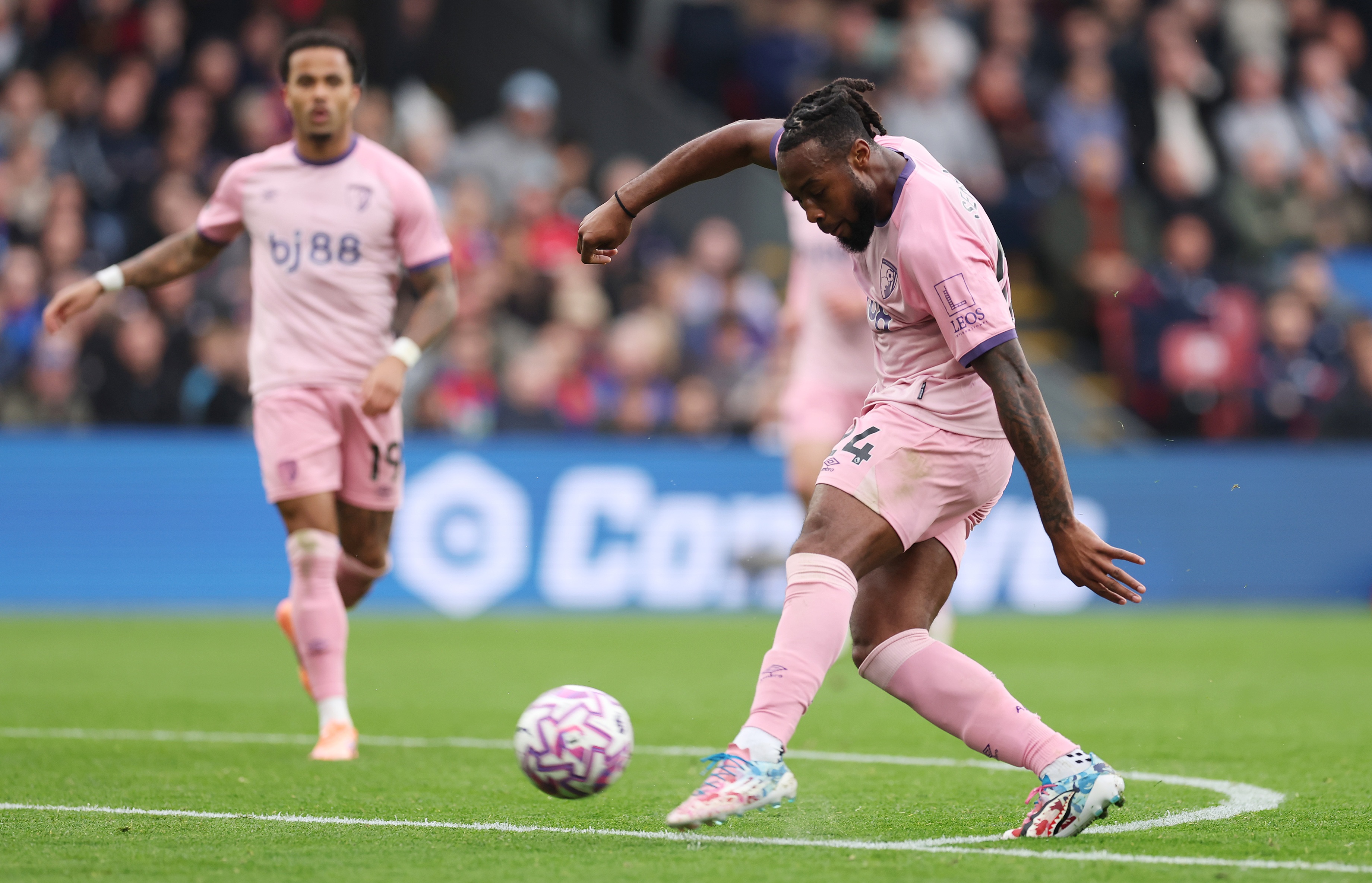 Antoine Semenyo shoots the ball during Bournemouth game.