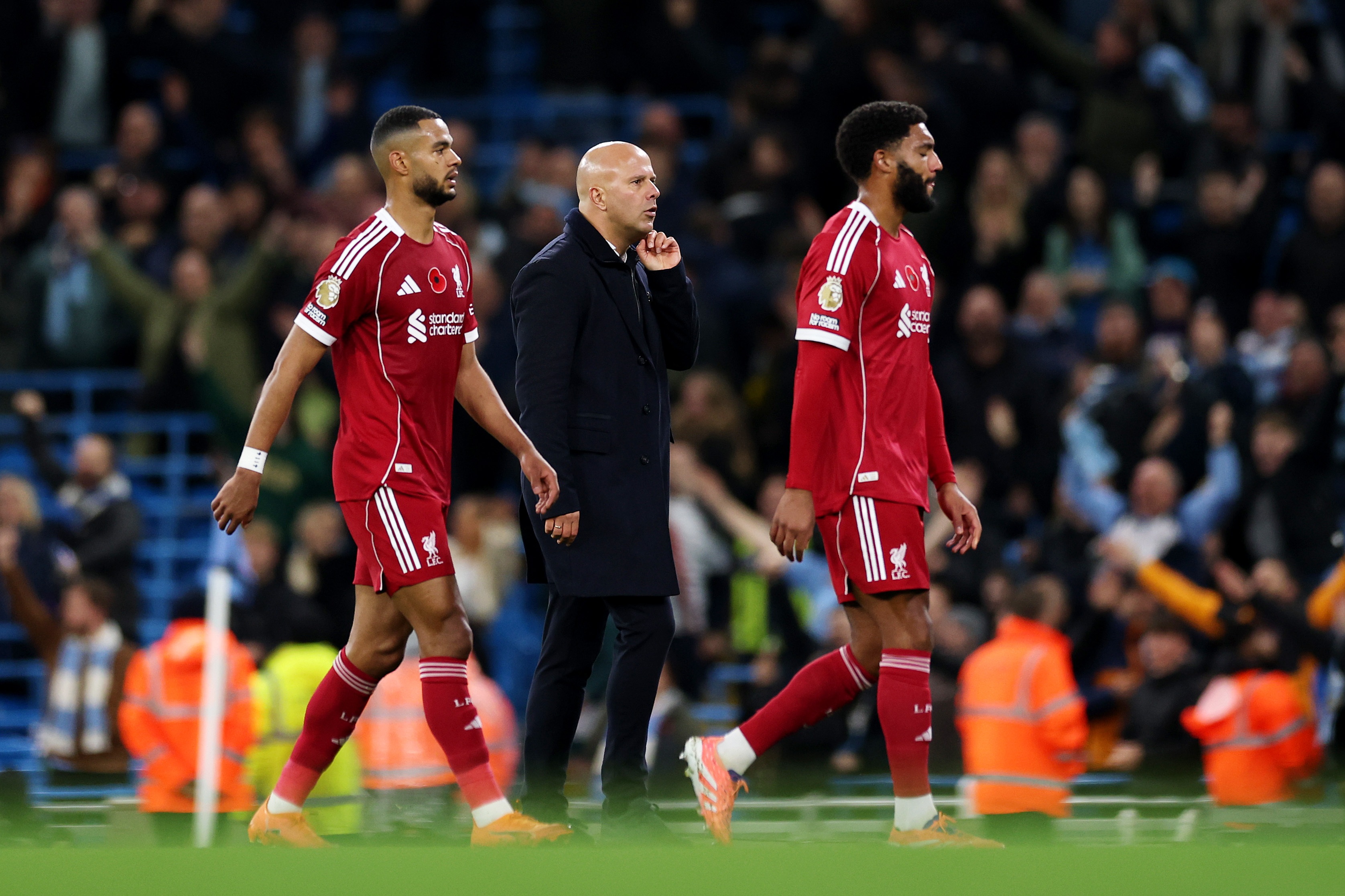 Arne Slot and Liverpool players look glum at the Etihad Stadium.