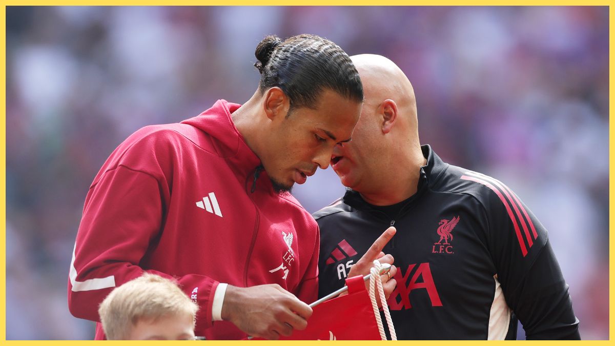 Virgil van Dijk speaks with Arne Slot