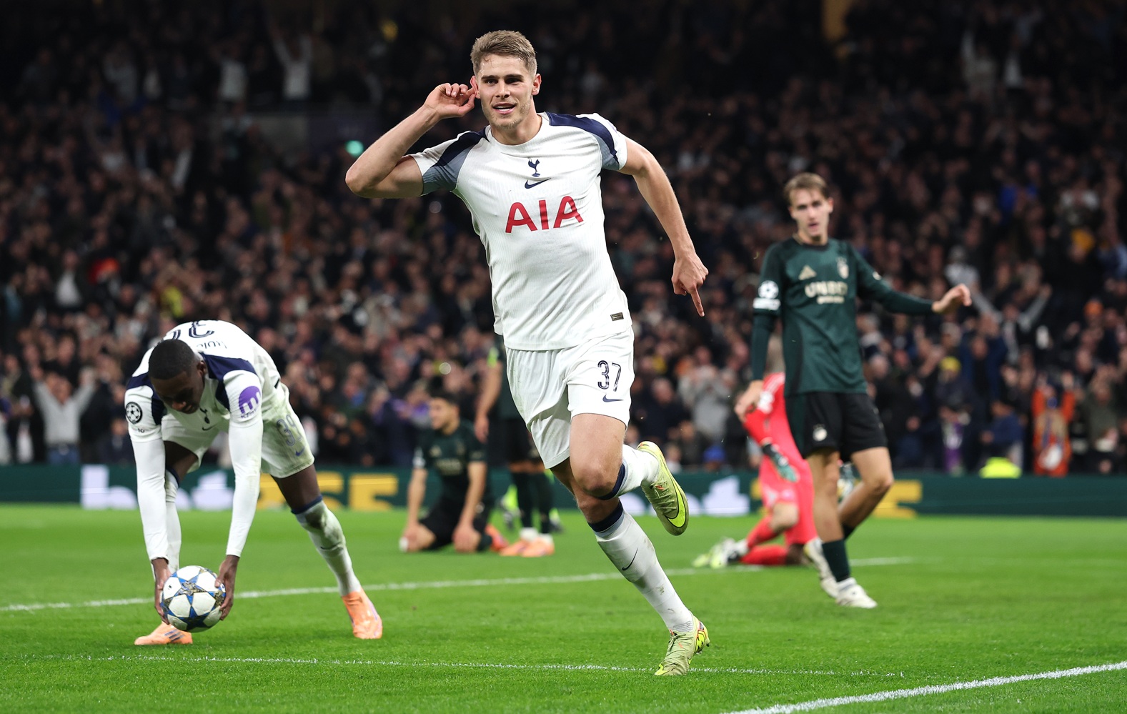 Micky van de Ven is reportedly very happy at Tottenham and is likely to sign a contract extension