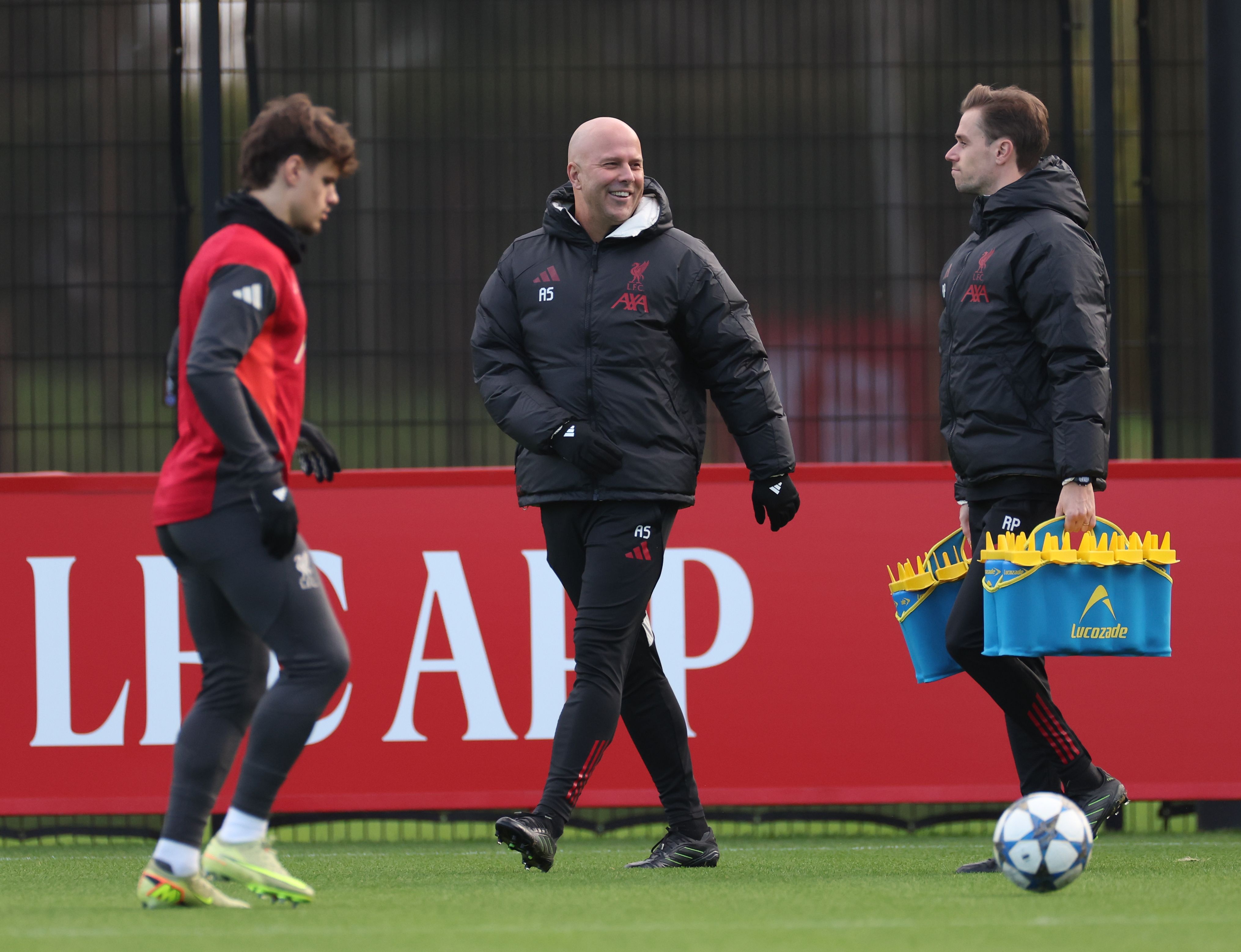 Arne Slot talks with a Liverpool coach during team training.