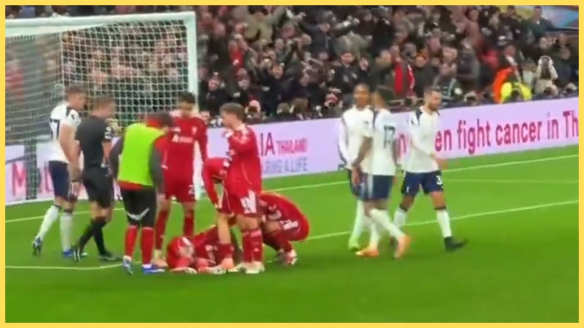 Federico Chiesa comes onto the pitch to support Alexander Isak