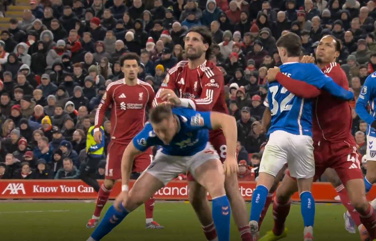 Sunderland were claiming a penalty for an alleged push by Dominik Szoboszlai on Dan Ballard