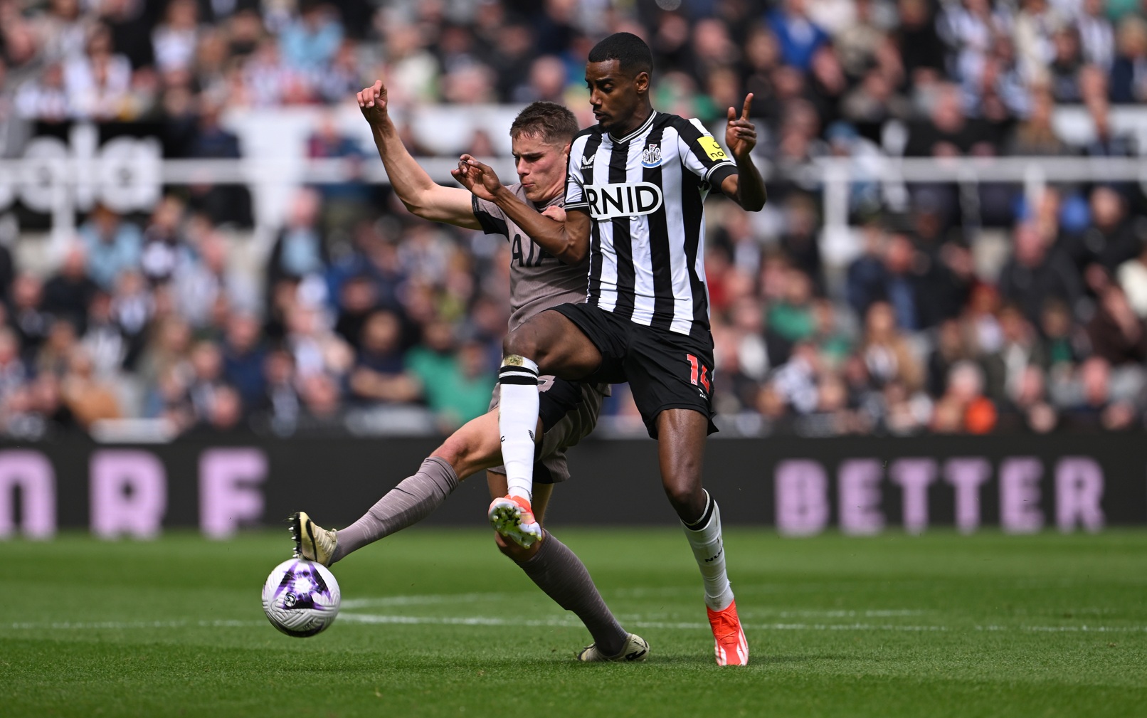 Micky van de Ven has praised Alexander Isak as an 'all-round top player