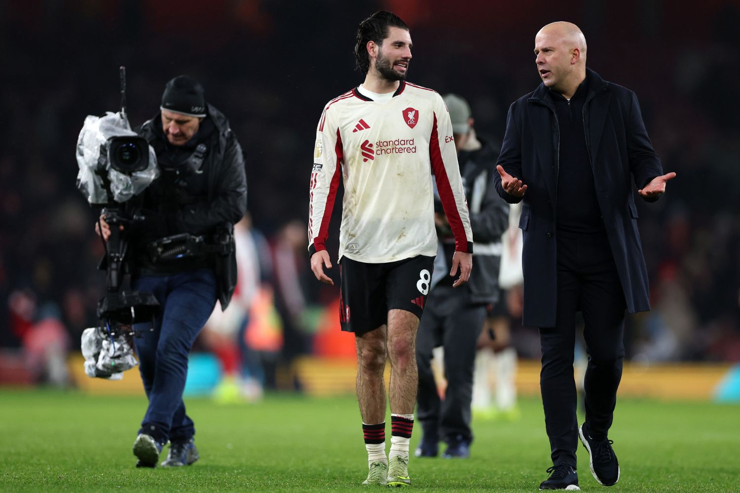 Arne Slot, Manager of Liverpool, talks to Dominik Szoboszlai of Liverpool after the Premier League match between Arsenal and Liverpool