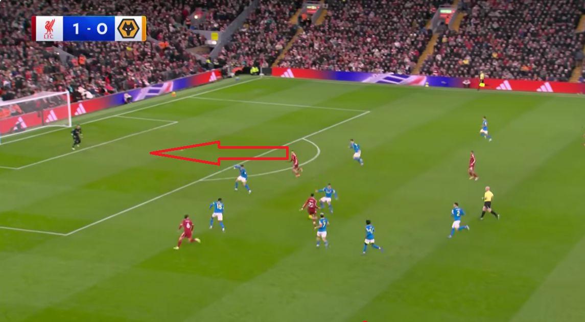 Hugo Ekitike plays a pass centrally Florian Wirtz.