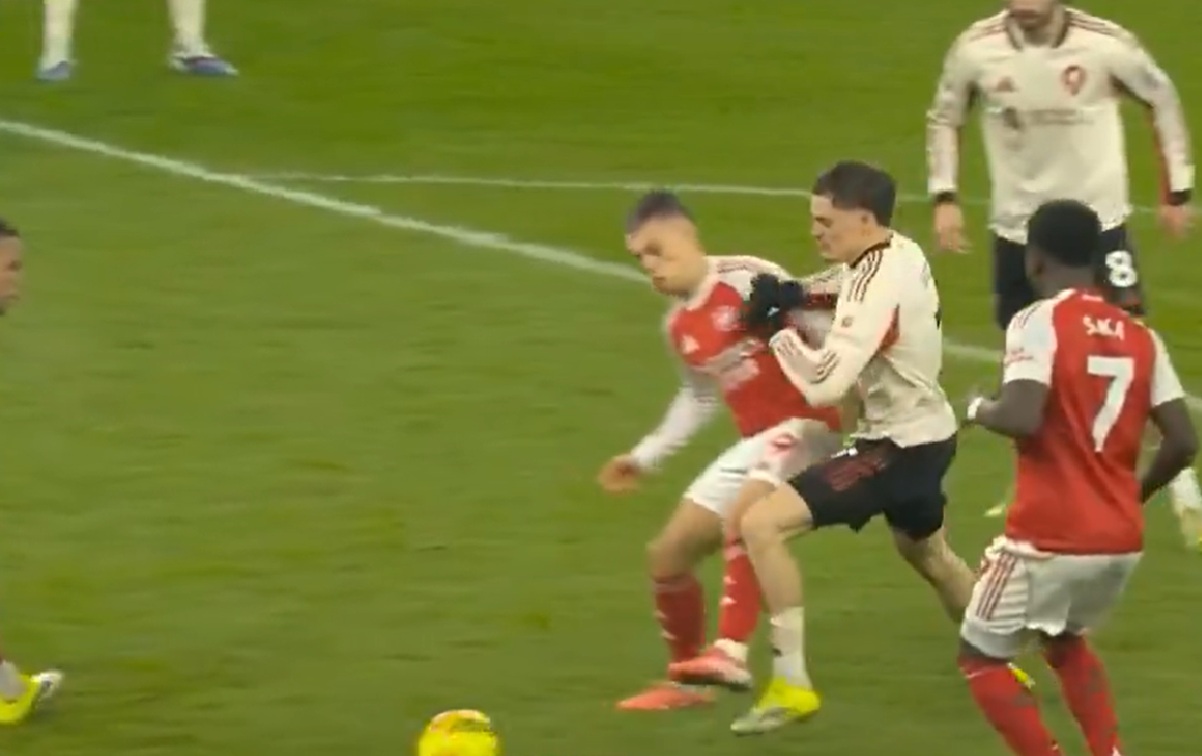 Leandro Trossard crashes into Florian Wirtz in the Arsenal penalty area
