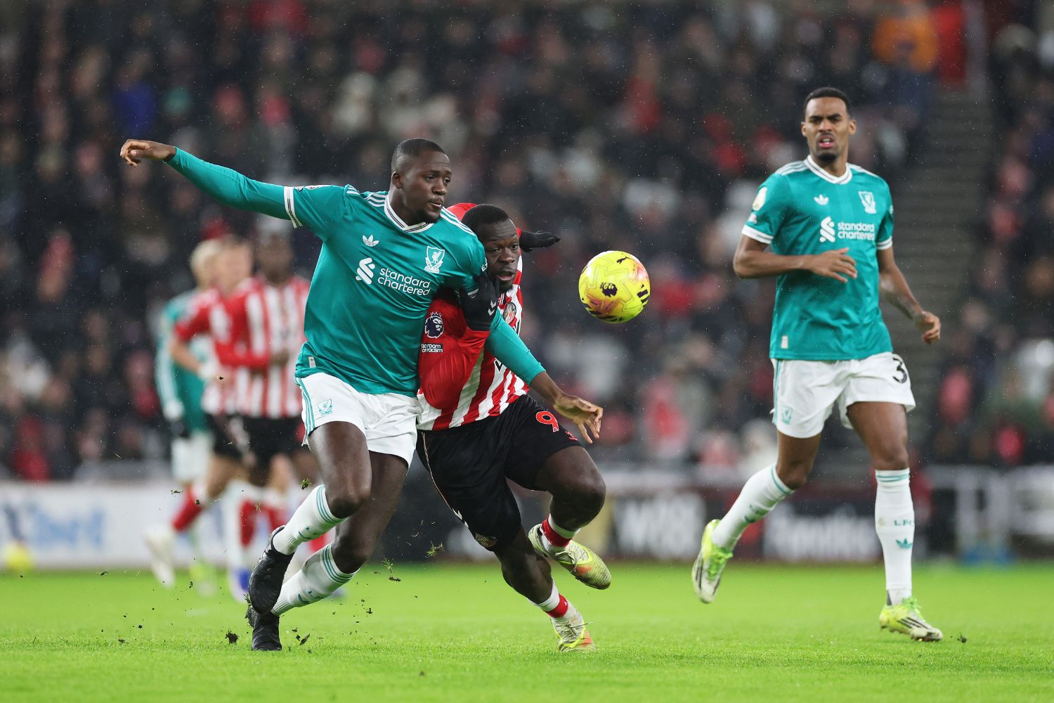 Brian Brobbey of Sunderland and Ibrahima Konate of Liverpool battle for possession