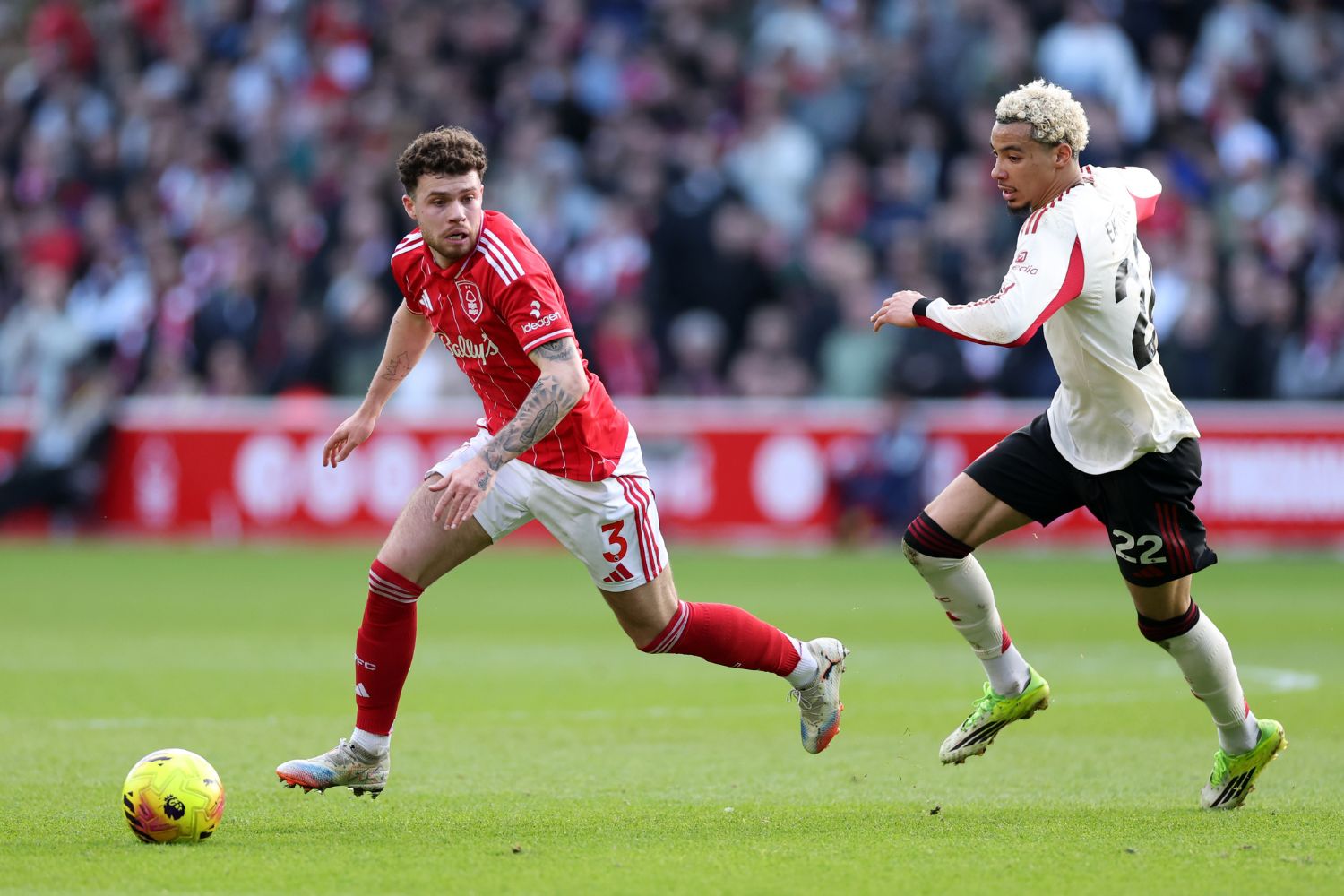 Hugo Ekitike and Nico Williams battle for the ball