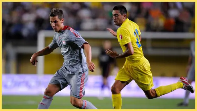 Krisztian Nemeth (L) of Liverpool chased by Jordi Pablo of Villarreal during their pre-season friendly match at the Madrigal stadium on July 30, 2008 in Villarreal, Spain