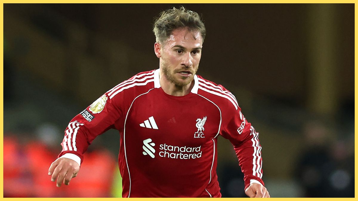 Alexis MacAllister of Liverpool runs with the ball during the Premier League match between Wolverhampton Wanderers and Liverpool