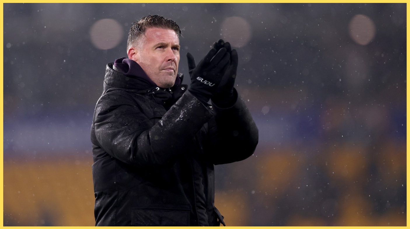 Rob Edwards joined in the applause in tribute to Diogo Jota during Wolves' match against Liverpool