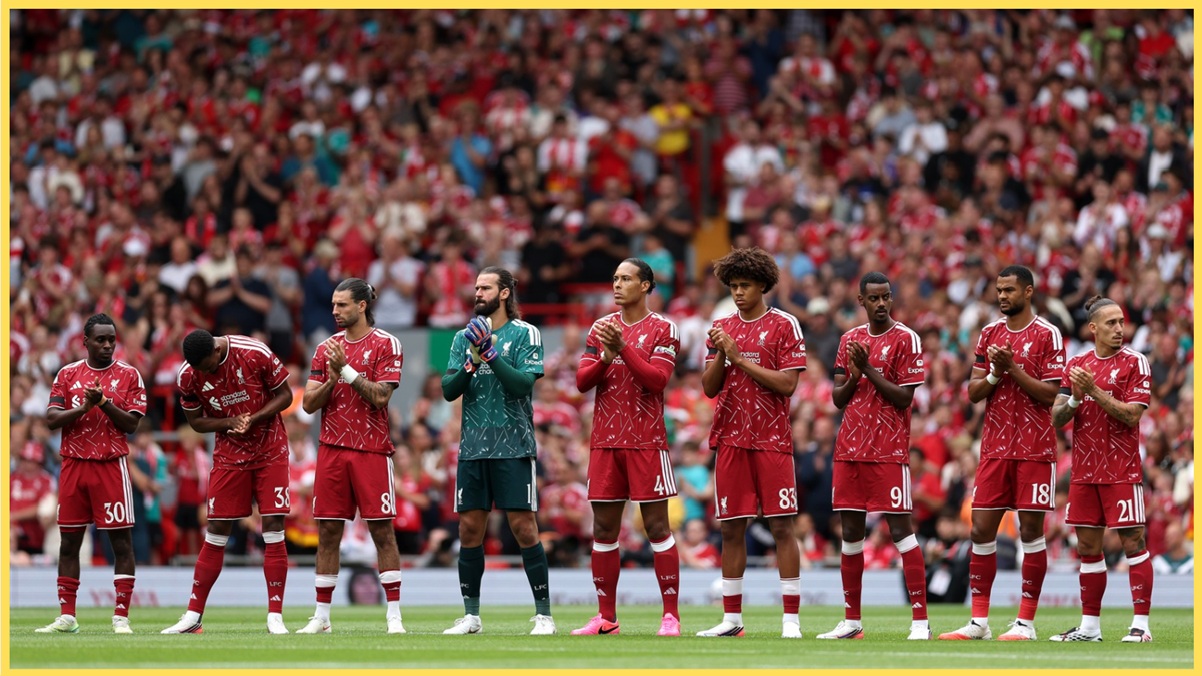 Liverpool players observe a minute's applause in memory of Kevin Keegan